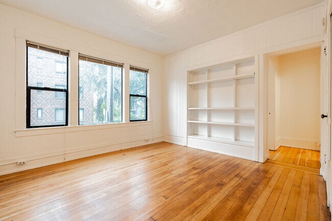 Heights Court in Seattle, WA - Building Photo - Building Photo