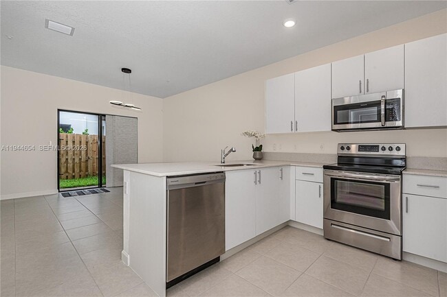 261 SW 159th Ct in Pembroke Pines, FL - Foto de edificio - Building Photo