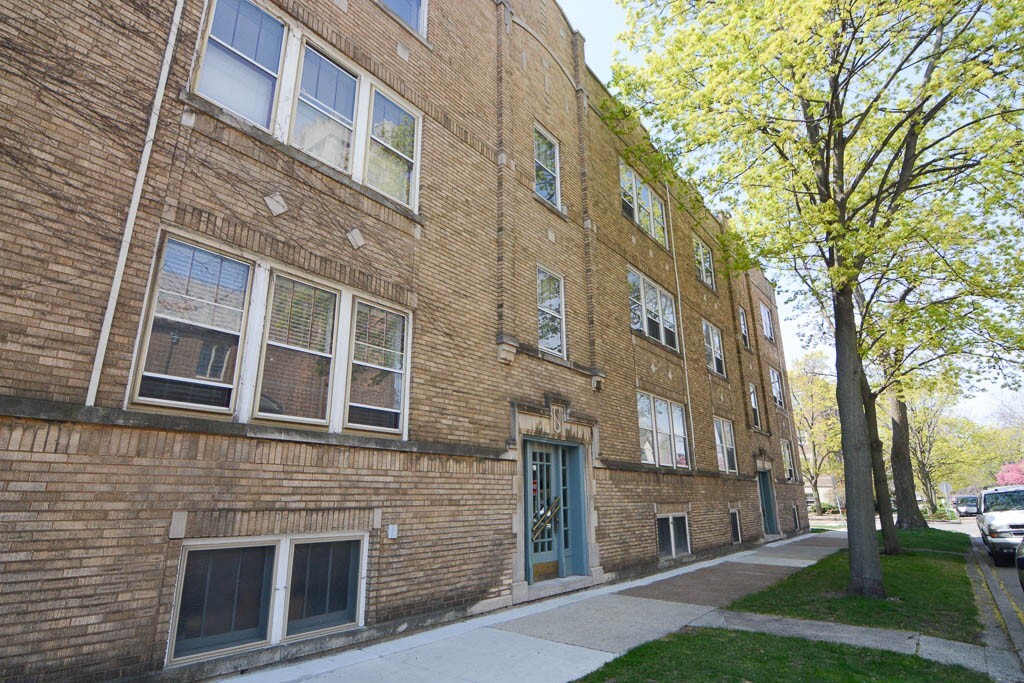 1653 W Gregory St, Unit M03B in Chicago, IL - Building Photo