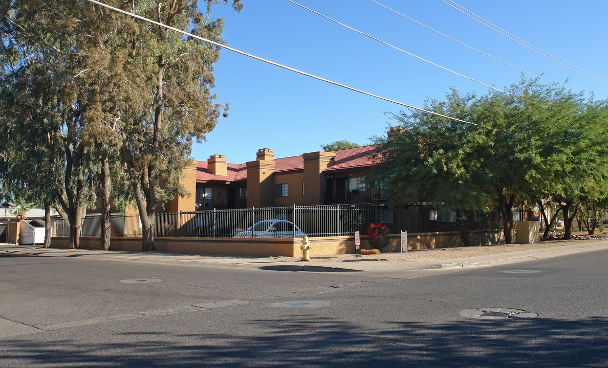 Myrtle Manor Apartments in Glendale, AZ - Building Photo