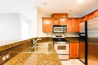 123 Queen Anne Ave N, Unit 301 in Seattle, WA - Foto de edificio - Building Photo