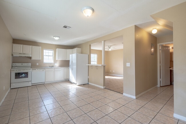 7561 Windsor Oaks in San Antonio, TX - Building Photo - Building Photo