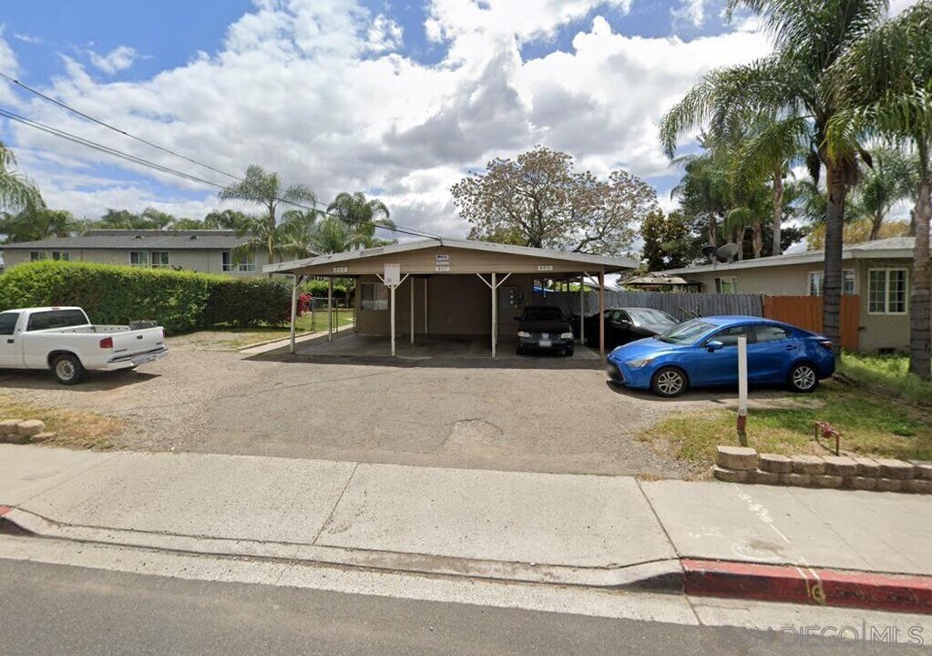 845 E Washington Ave in Escondido, CA - Foto de edificio