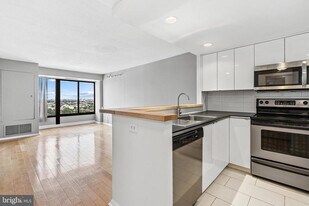 2001 Hamilton St in Philadelphia, PA - Building Photo