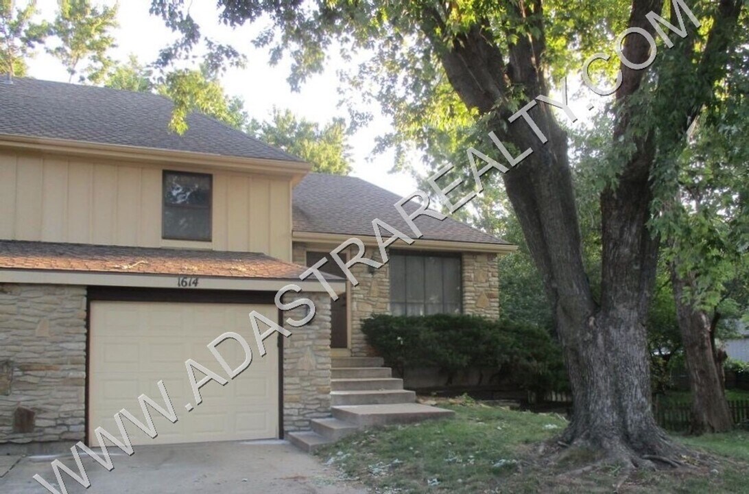 1614 E Cedar Pl in Olathe, KS - Building Photo