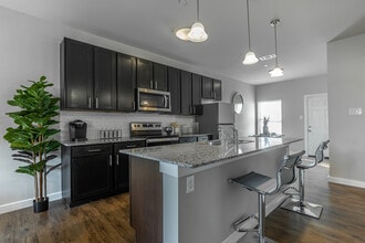 Townhomes at Bluebonnet Trails in Waxahachie, TX - Foto de edificio - Interior Photo