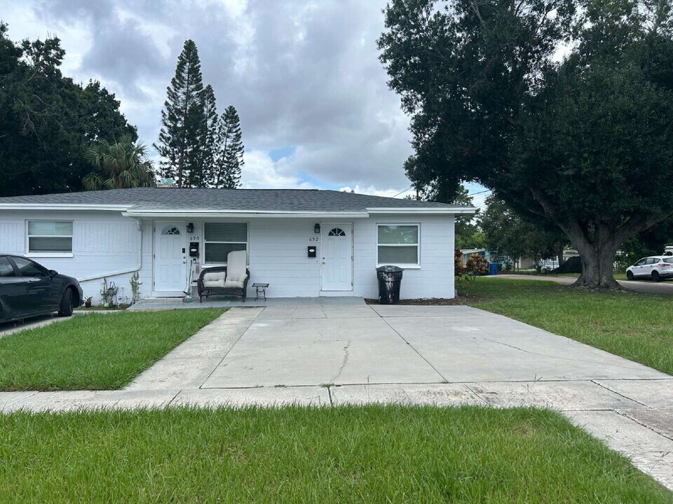 692 73rd Ave N in St. Petersburg, FL - Building Photo