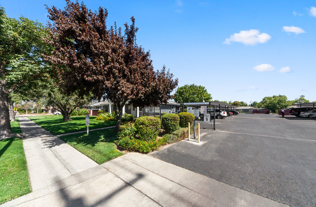 Alder Heights Apartment Homes in Fresno, CA - Building Photo - Building Photo