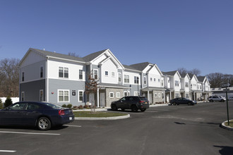 Highland Green Residences in Melville, NY - Building Photo - Building Photo