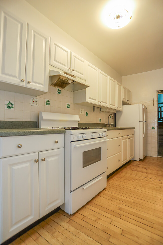 7714 N Sheridan Rd, Unit #1A in Chicago, IL - Building Photo - Building Photo
