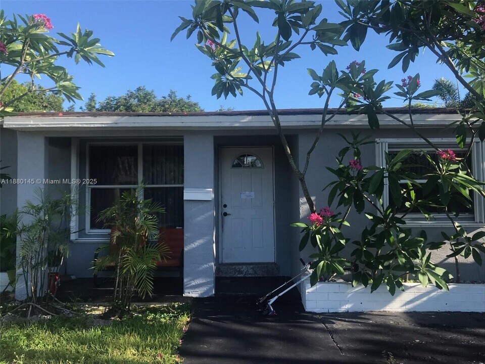 2830 Monroe St in Hollywood, FL - Foto de edificio