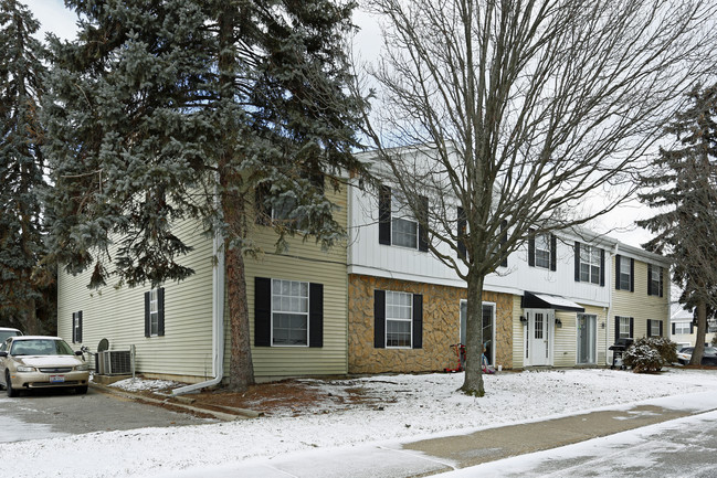 New England Apartments in Sylvania, OH - Building Photo - Building Photo