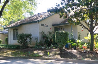 Valley Oaks in Galt, CA - Foto de edificio - Building Photo