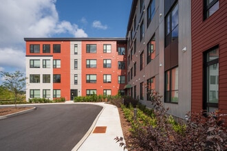 303 Market St in South Burlington, VT - Foto de edificio - Building Photo