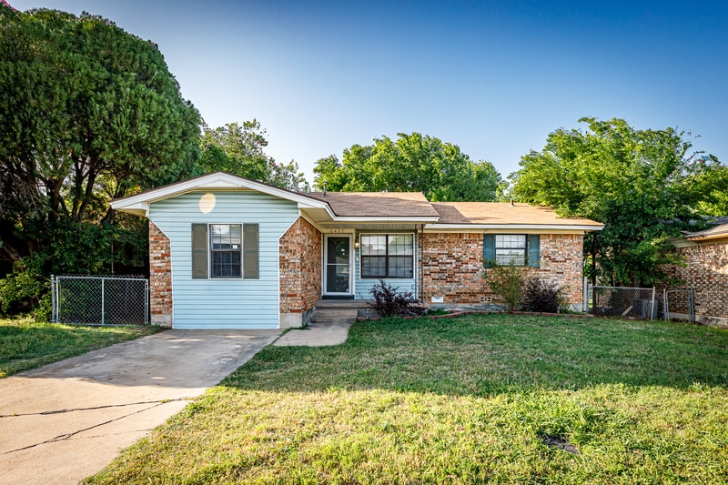 6437 NW Compass Dr in Lawton, OK - Building Photo