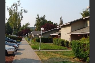 1100 Fruitdale Dr in Grants Pass, OR - Building Photo - Building Photo