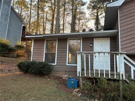 3253 Deshong Dr SW in Stone Mountain, GA - Building Photo