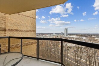 8370 Greensboro Dr in McLean, VA - Foto de edificio - Building Photo