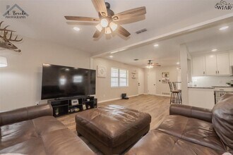 713 W Clara Ave in Iowa Park, TX - Building Photo - Building Photo