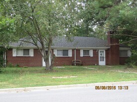 7933 Belroi Rd in Gloucester, VA - Building Photo