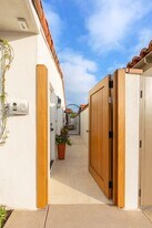 106 Via Cordova in Newport Beach, CA - Building Photo