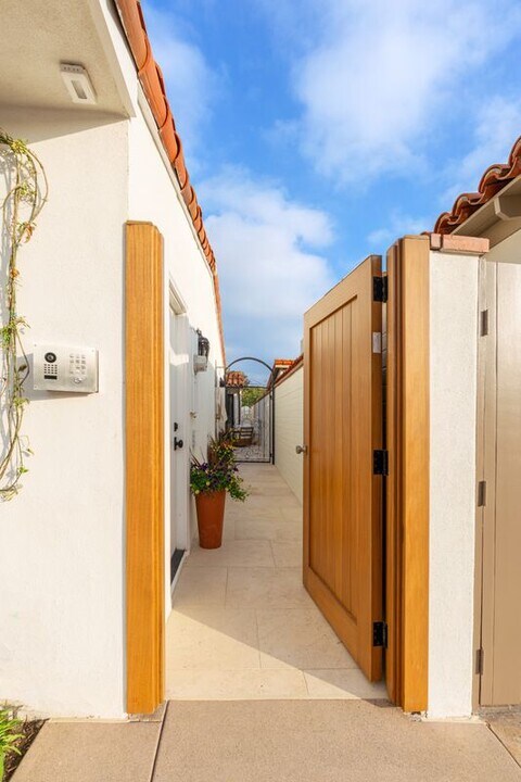 106 Via Cordova in Newport Beach, CA - Building Photo