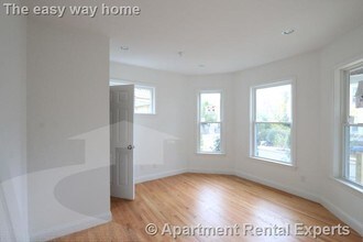 25 Lewis St, Unit 2 in Somerville, MA - Foto de edificio - Building Photo