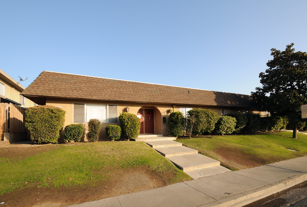 1500 Columbus St in Bakersfield, CA - Building Photo