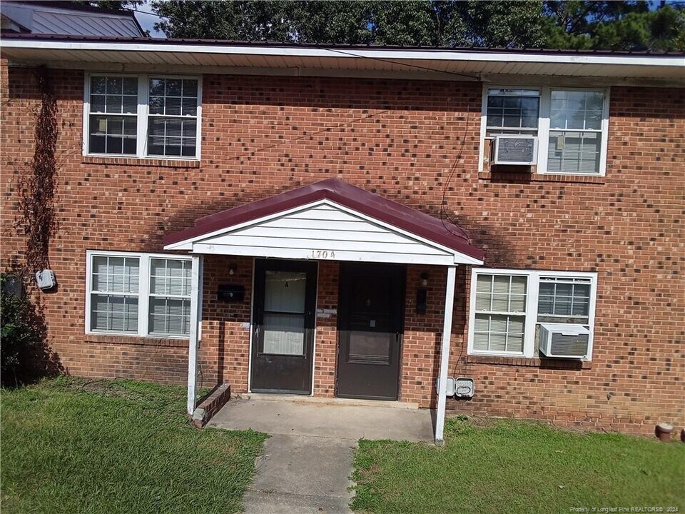 1704 Newark Ave in Fayetteville, NC - Foto de edificio
