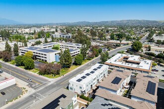 1530 W Cameron Ave in West Covina, CA - Foto de edificio - Building Photo