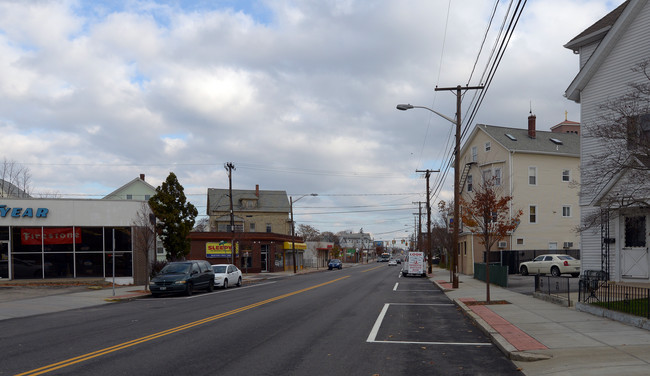 585 Broadway in Pawtucket, RI - Foto de edificio - Building Photo