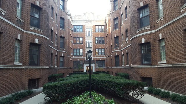 2328 N Lincoln Park W in Chicago, IL - Building Photo