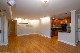 2131 N Larrabee St, Unit 6105 in Chicago, IL - Foto de edificio - Building Photo