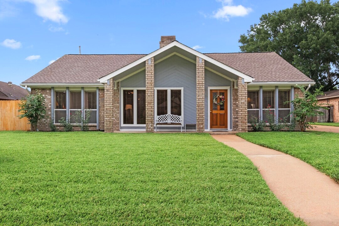 815 Millpond Dr in Sugar Land, TX - Building Photo
