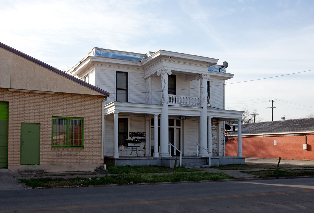 820 N Alamo St in San Antonio, TX - Building Photo