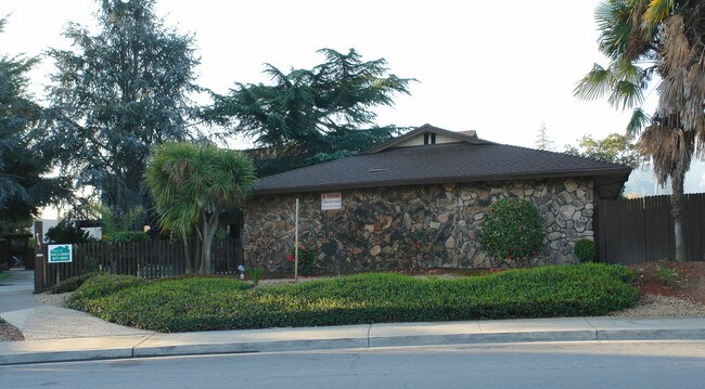 8162-8171 Kelton Dr in Gilroy, CA - Foto de edificio - Building Photo