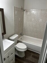 230 N Holly Ave in Cleveland, TX - Foto de edificio - Building Photo