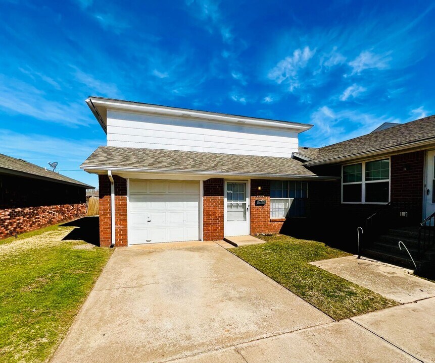 335 W Vandament Ave in Yukon, OK - Building Photo