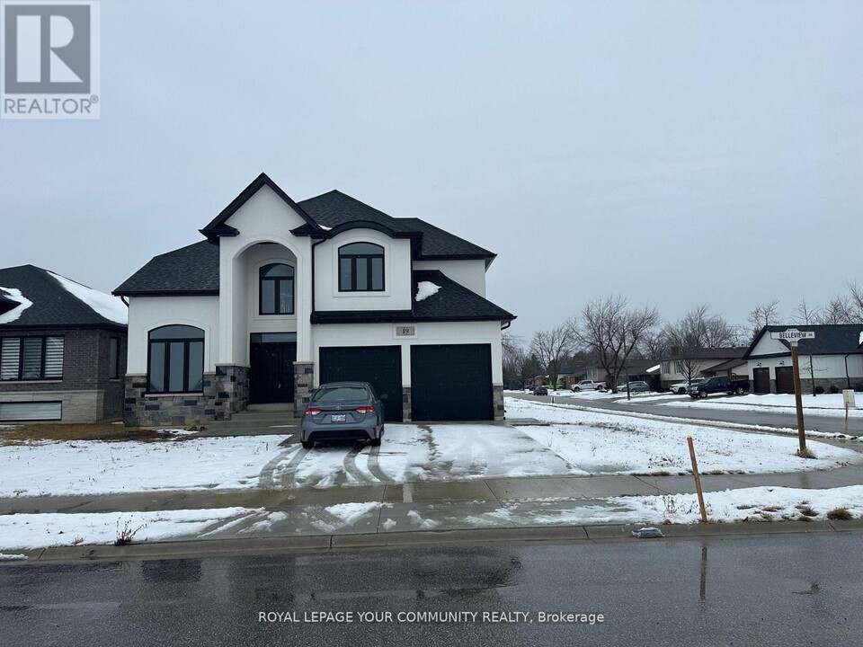 19 Belleview Dr in Kingsville, ON - Building Photo