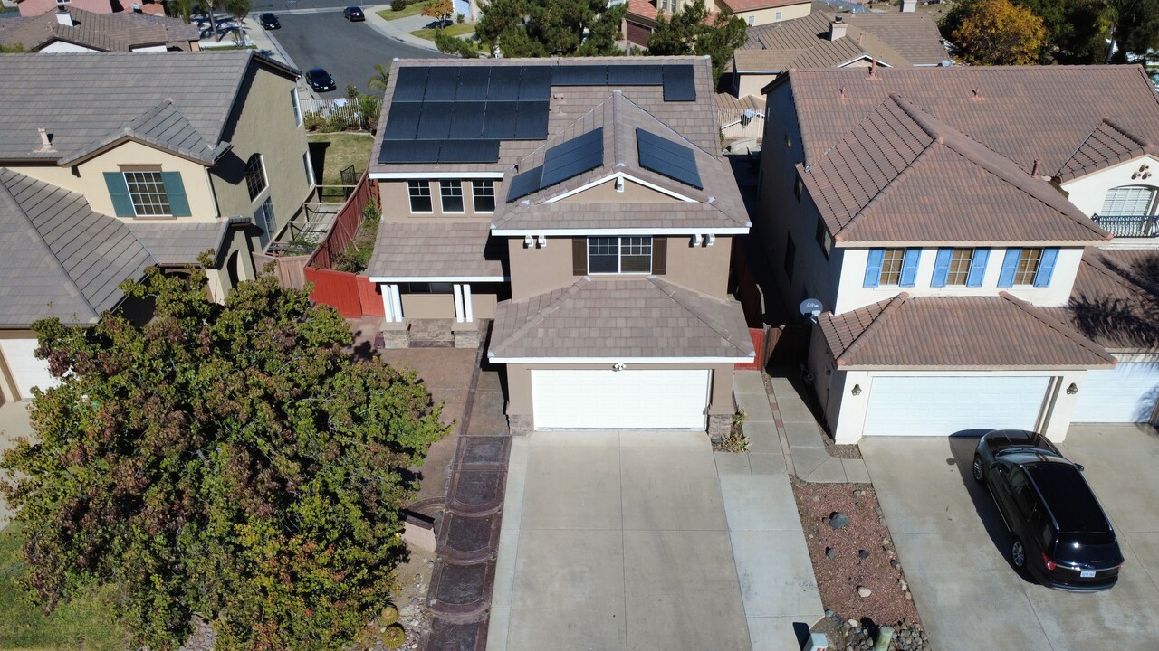 8842 Flintridge Ln in Corona, CA - Foto de edificio