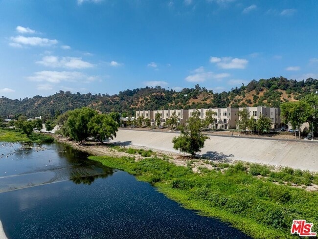 3699 Wilshire Blvd in Los Angeles, CA - Building Photo - Building Photo