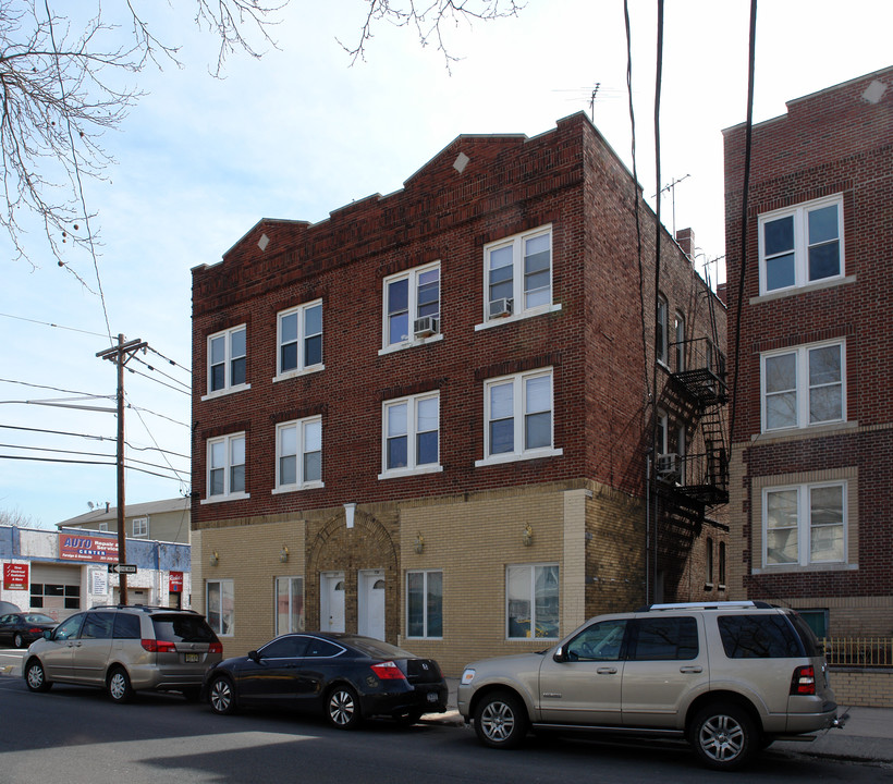 232 Avenue B in Bayonne, NJ - Building Photo