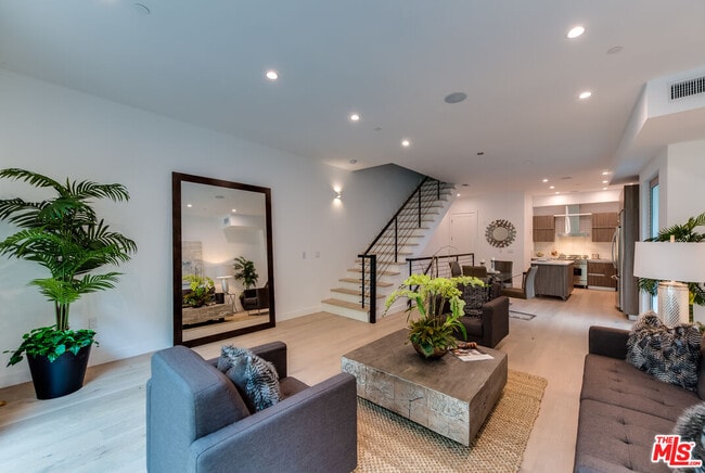 723 Huntley Dr in West Hollywood, CA - Foto de edificio - Building Photo