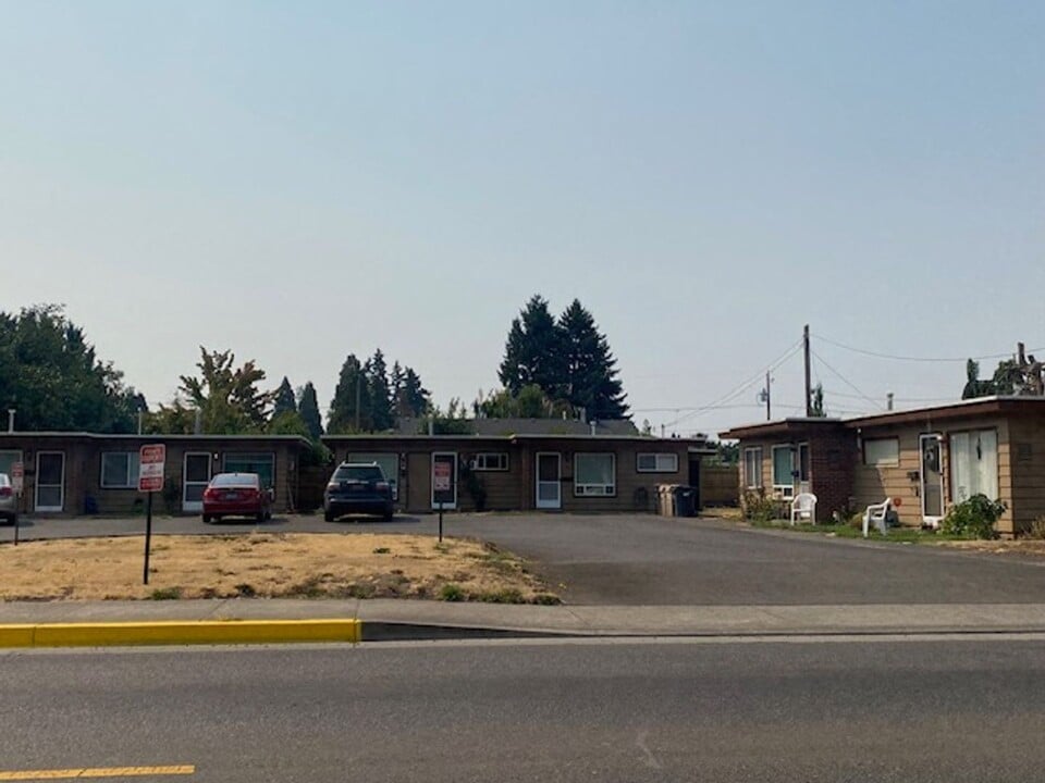 152 E Milton St in Lebanon, OR - Building Photo