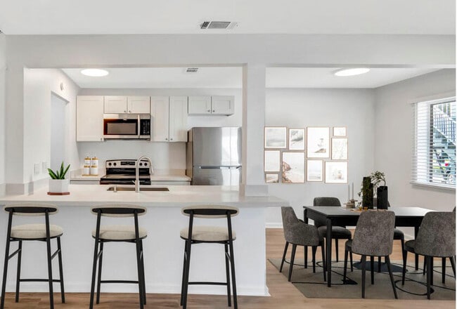 102 E Tiffany Dr in West Palm Beach, FL - Building Photo - Building Photo