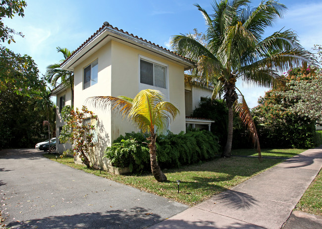 120 Salamanca Ave in Miami, FL - Building Photo - Building Photo