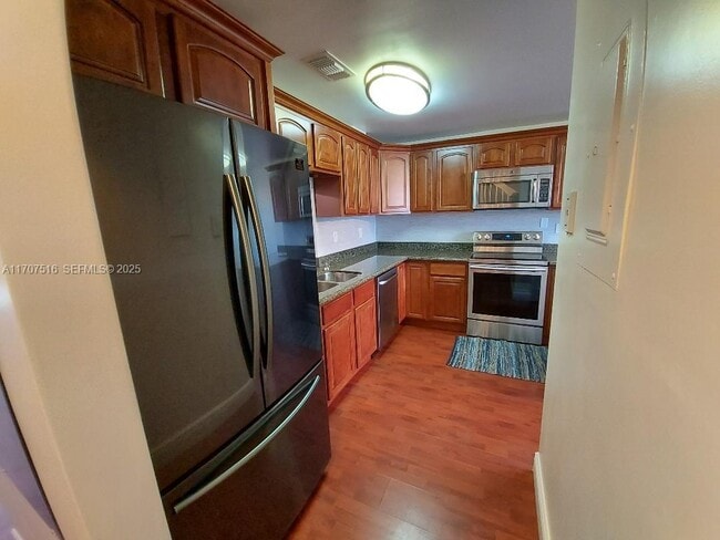 20033 NE 2nd Pl in Miami, FL - Foto de edificio - Building Photo