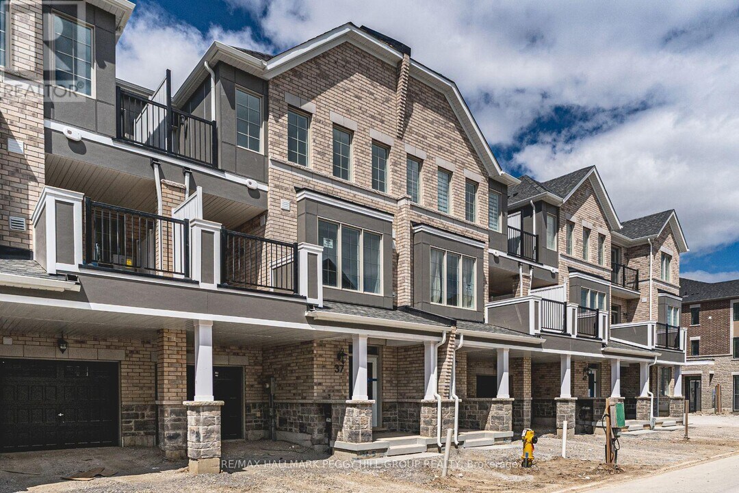 37 Pearen Ln in Barrie, ON - Building Photo