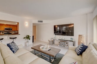 2066 N Ocean Blvd in Boca Raton, FL - Building Photo - Building Photo