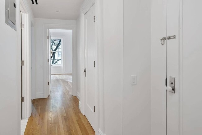 422 Hudson St, Unit 3 in New York, NY - Building Photo - Building Photo